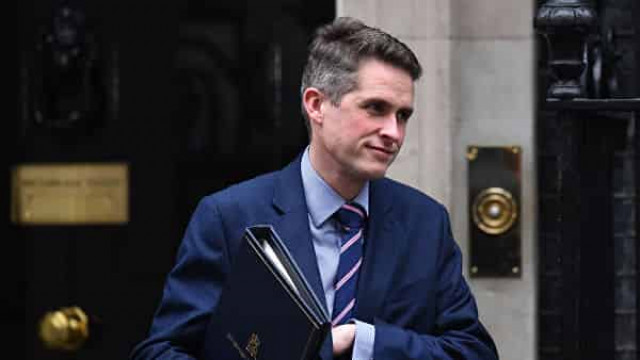 Мэй со скандалом уволила министра обороны Великобритании