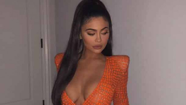 Кайли Дженнер подразнила аппетитными формами в мини (фото)
