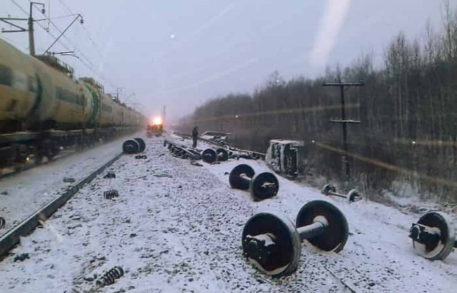 РЖД сообщила о сходе 35 вагонов грузового поезда на перегоне в Омской области