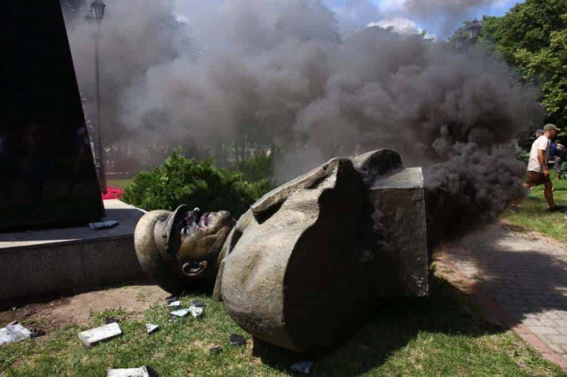 В Харькове снесли памятник Жукову