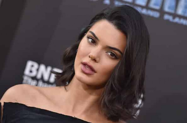 Украинка сфотографировала топлес самую дорогую модель (фото)
