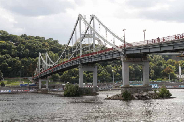 В киевской администрации отреагировали на обрушение пешеходного моста