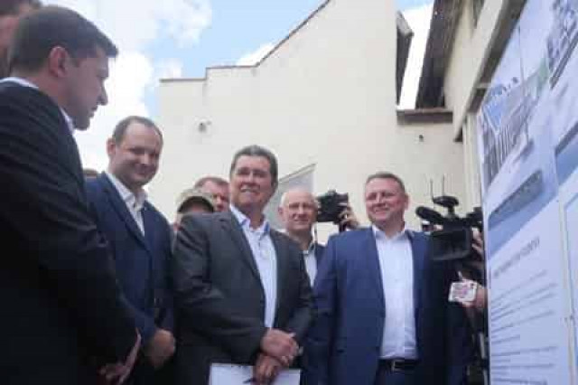 Ради аэропорта в  Ивано-Франковске Зеленский предложил залезть в долги к Коломойскому