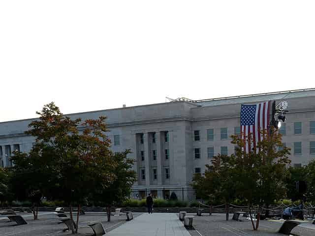 Пентагон просит Белый дом не вовлекать военных в политику
