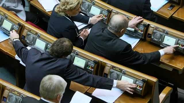 Рада направила в суд законопроект о лишении депутатов мандата за прогулы и кнопкодавство
