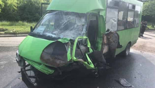 У Харкові зіткнулися маршрутка і автомобіль: 15 постраждалих (ФОТО)