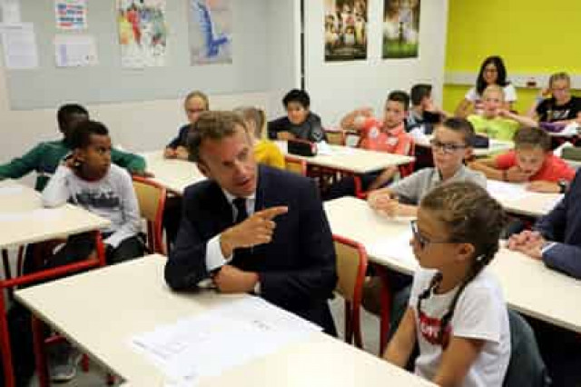 Макрон пожаловался детям на сложность президентства в демократической стране