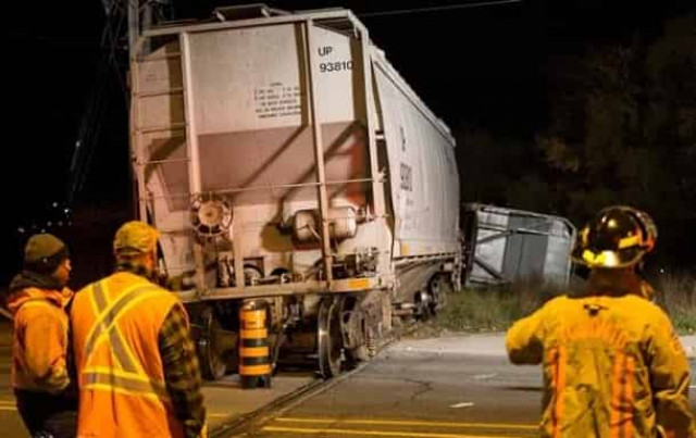 У Канаді перекинувся потяг з хімікатами, оголошена евакуація