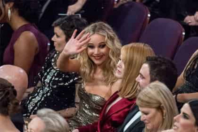 Пьяная Лоуренс полезла обниматься с незнакомцами на «Оскаре»
