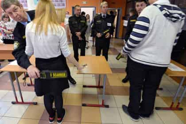 Пришедшую на ЕГЭ школьницу заставили снять лифчик перед охраной
