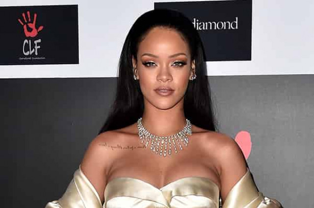 За що судять косметичний бренд Ріанни?