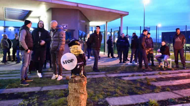 Франция: после теракта в тюрьме надзиратели заблокировали 15 тюрем