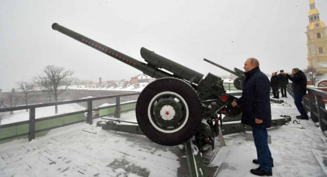 Путин посетил народные гулянья в Петербурге и выстрелил из пушки Петропавловской крепости