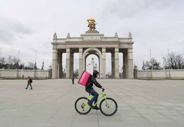 Russia's daily rise in coronavirus cases tops 1,000 for first time