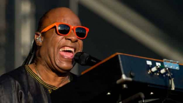 Стіві Уандер йде зі сцени через операцію