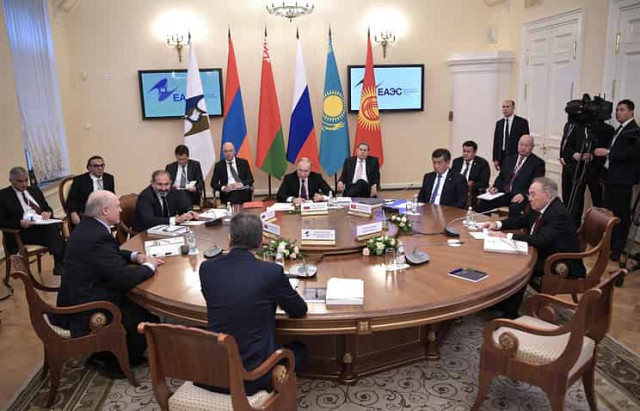 Press review: EAEU agrees on common energy market and US to flex muscles near Russian seas
