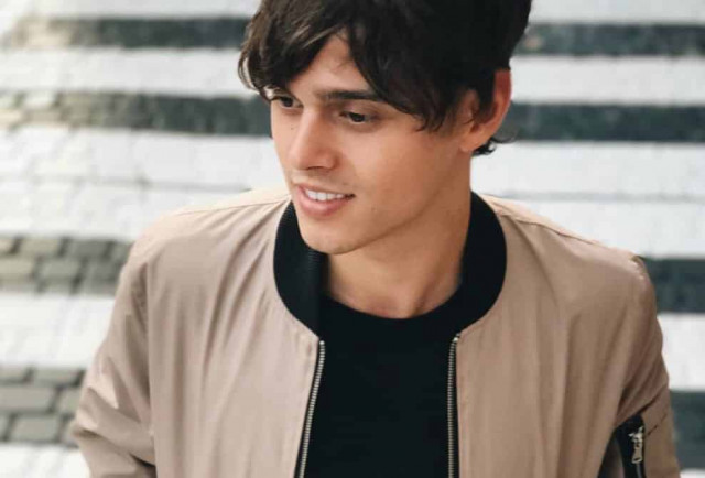 Певец Alekseev отправился на отдых и похвастался фото с пальмами