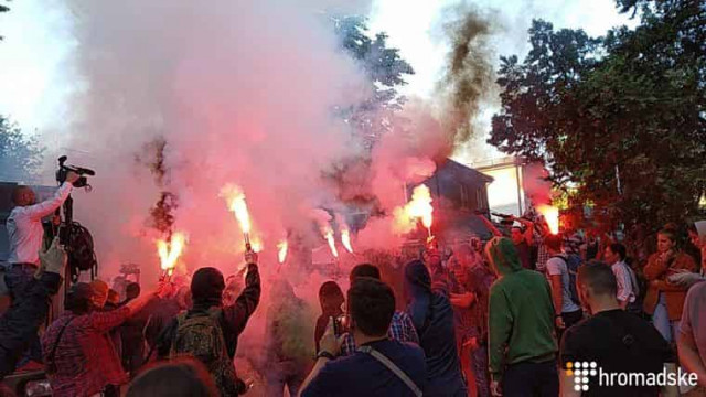 Активісти з фаєрами влаштували масштабну акцію протесту біля офісу NewsOne