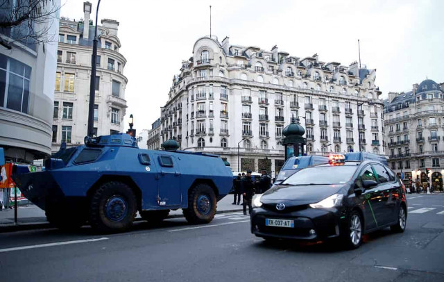 В Париже впервые за 13 лет развернули бронемашины полиции из-за протестов 