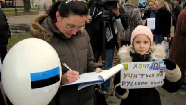 Захарова: ситуация с русскими школами Эстонии вызывает озабоченность

