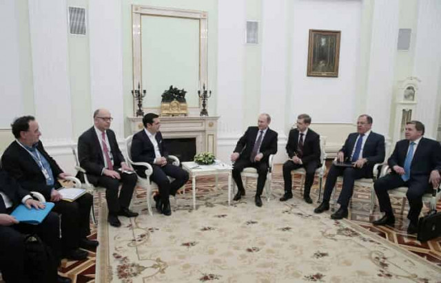 Путин считает странными упреки в адрес РФ за ее желание помочь Греции преодолеть кризис
