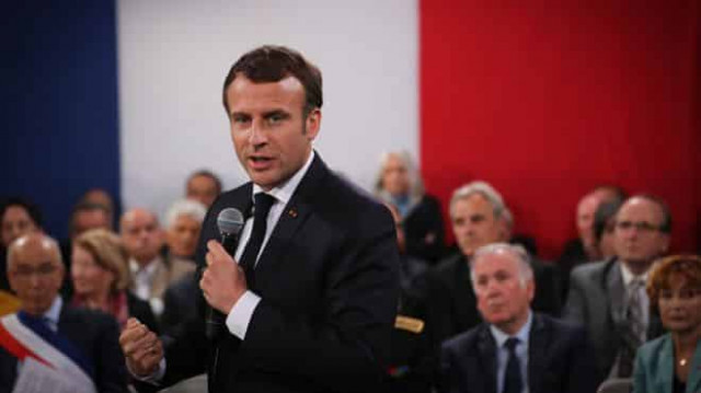 France plans tax cuts to quell yellow vest anger