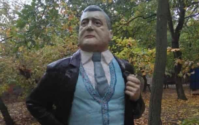 В Запорожье памятник Ленину переделали в Порошенко