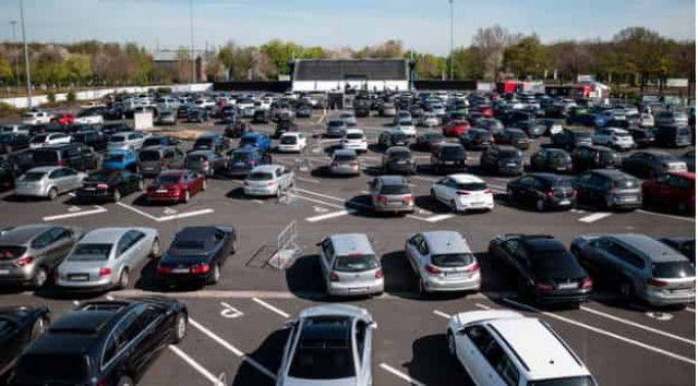 Страстная пятница в машине: в Германии сотни верующих собрались на службу несмотря на пандемию