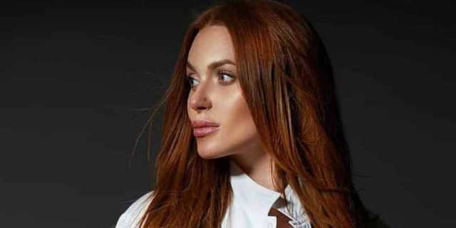 Солистка НеАнгелов засветила пышную грудь
