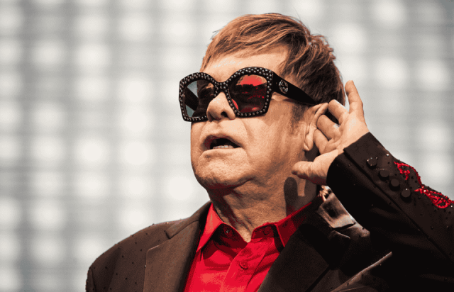 Элтон Джон оказался в инвалидном кресле