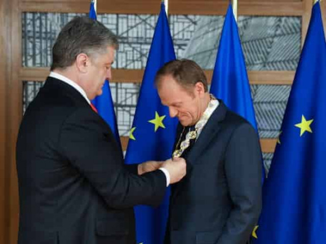 Порошенко вручил орден Дональду Туску