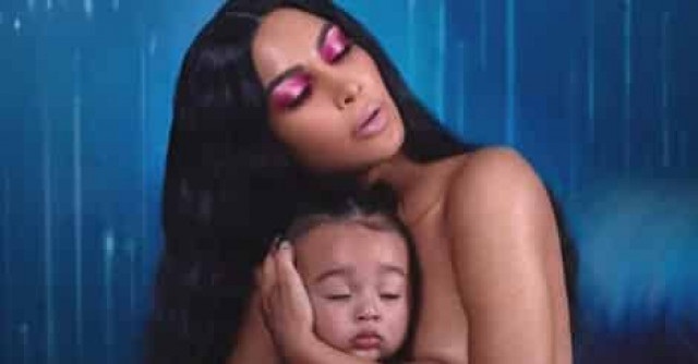 Ким Кардашьян снялась топлес с попугаем
