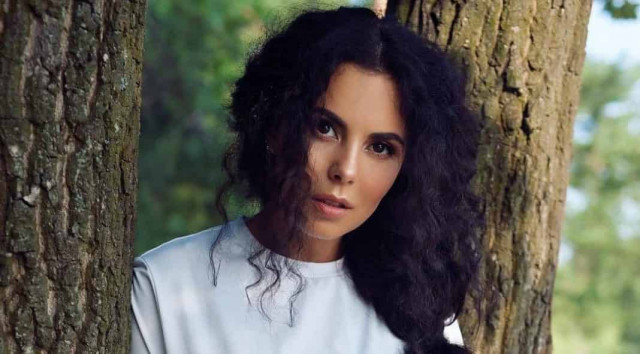 Каменских покорила сеть страстным фото в красном платье
