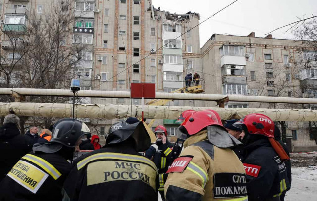 Спасатели продолжают поиск четырех человек на месте взрыва газа в доме в Шахтах