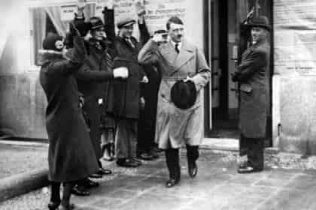 Найденный в спальне Евы Браун альбом с личными снимками Гитлера уйдет с молотка