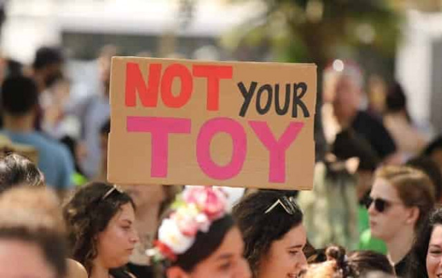 В Швейцарии женщины вышли на акцию за равенство