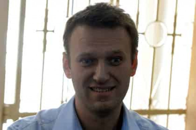 Полицейские привезли Навального домой
