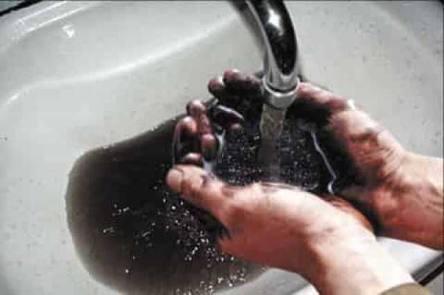 В Венесуэле из водопроводных кранов пошла «нефть»