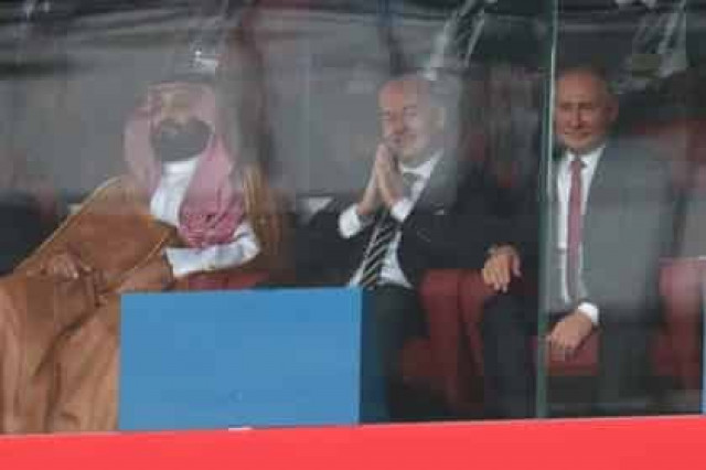 Песков объяснил жесты Путина в адрес саудовского принца
