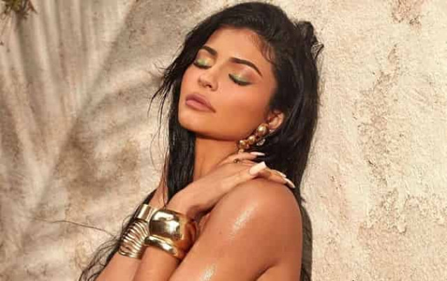 Гола Кайлі Дженнер з капелюхом викликала фурор