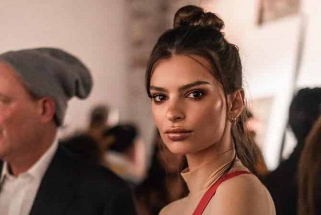 Модель Емілі Ратажковскі знялася частково оголеної