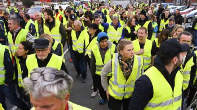 France fuel protest: One dead as 'yellow vest' blockades begin