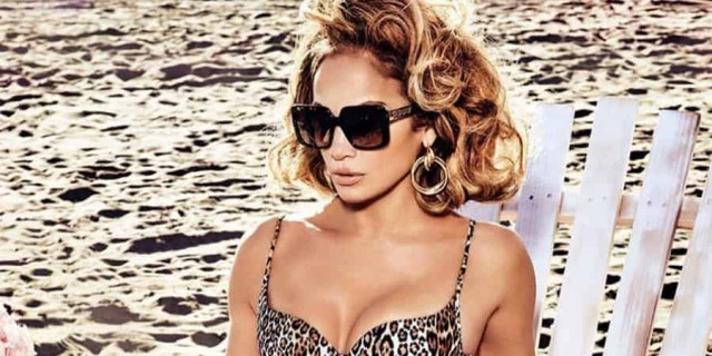 50-летняя Лопес засветила фигуру в купальнике
