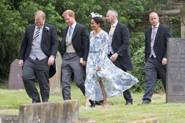 Меган Маркл надела платье не по размеру
