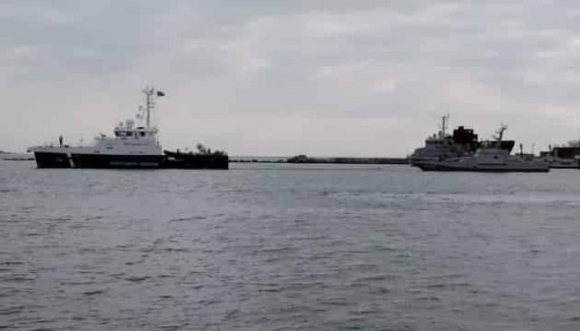 Handover of seized ships: Ukrainian tugboats arrive in waiting area