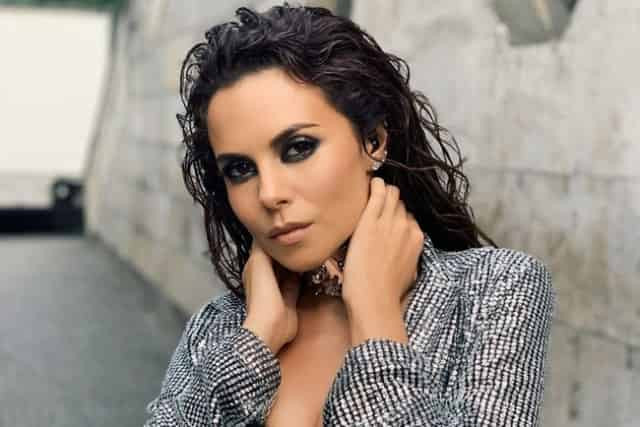 Исполнительница предстала во всей красе без белья

