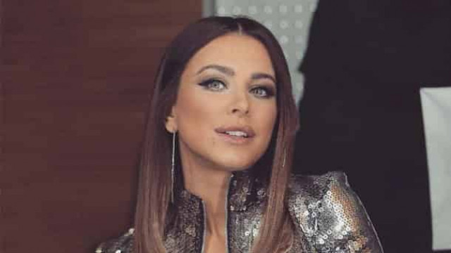 Ани Лорак восхитила Сеть фигурой в сексуальном платье