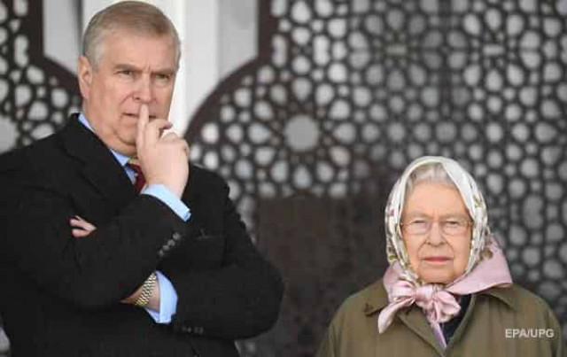 Син Єлизавети II склав монарші обов'язки через секс-скандал