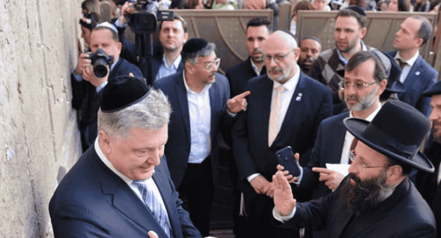 Poroshenko prays for Ukraine near Wailing Wall in Jerusalem