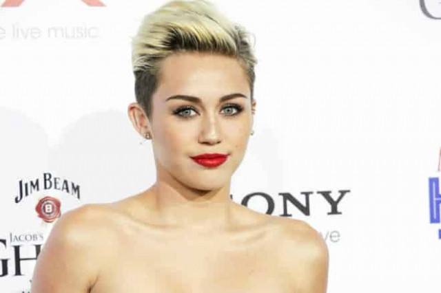 Майли Сайрус снялась полностью топлесс в образе пасхального зайчика